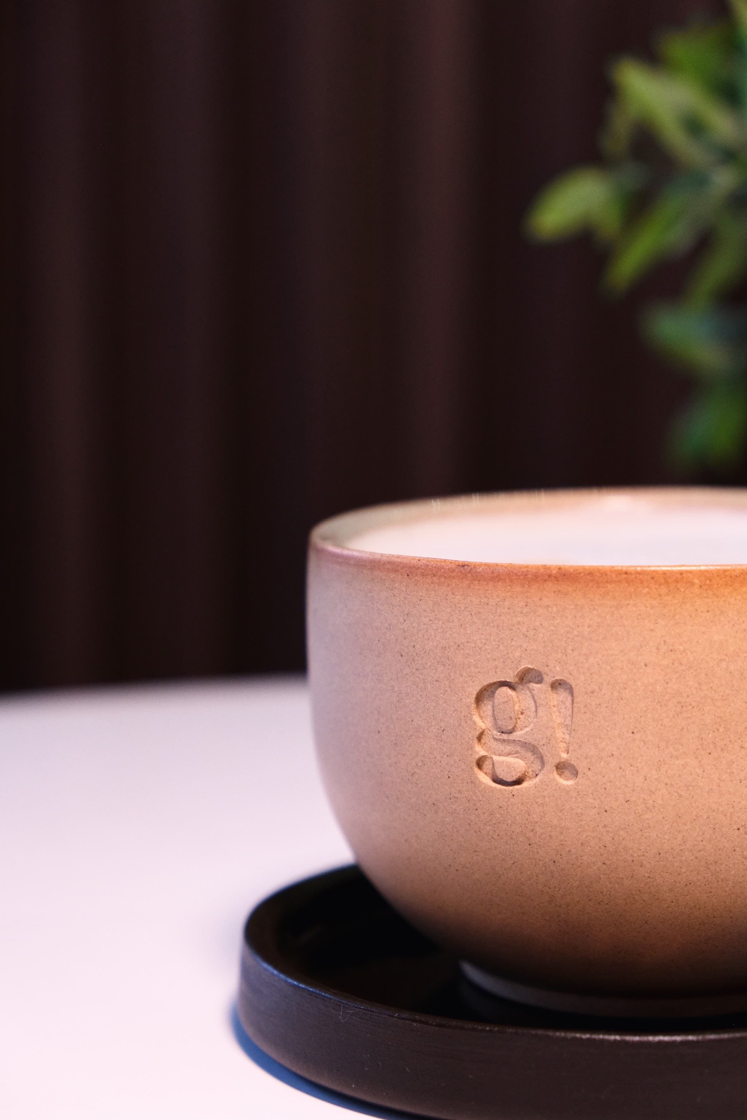 Taza de café con el logo de Gozo Taste grabado, de cerca