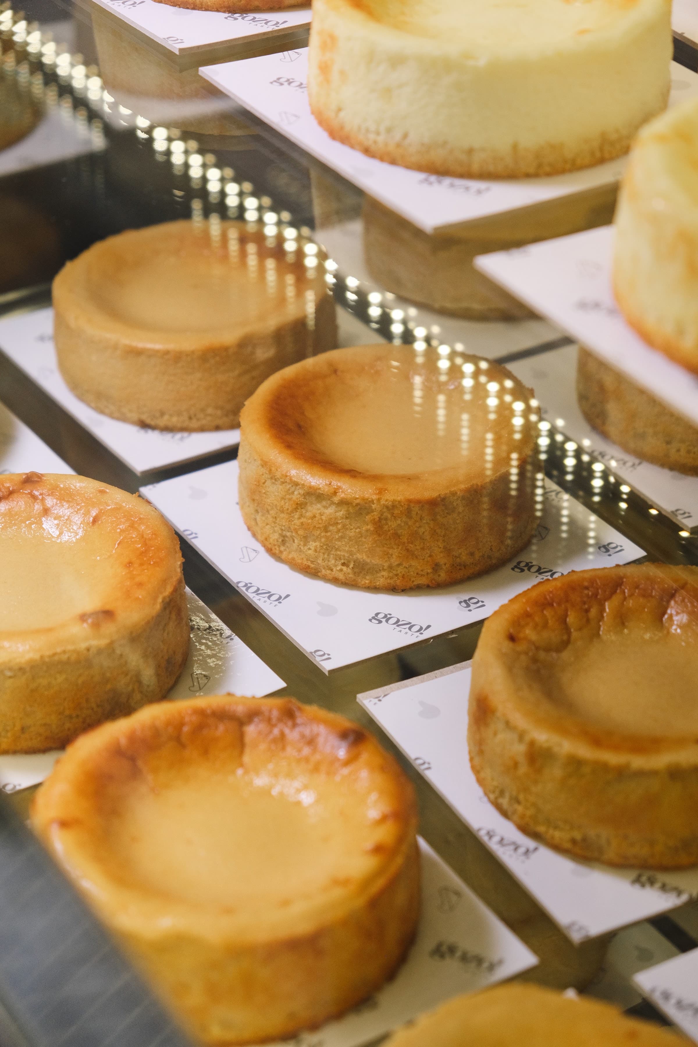 Vitrina con tartas vascas mini, listas para la venta